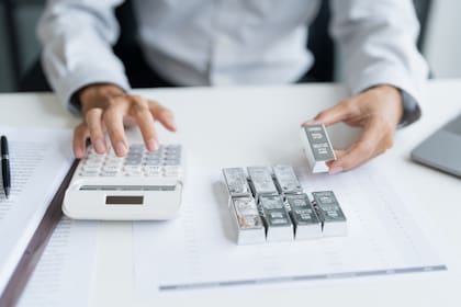 Tras alcanzar un máximo histórico de US$77,40 la semana pasada, el precio de la plata en Estados Unidos registró una corrección este lunes, situándose en US$76,30 por onza