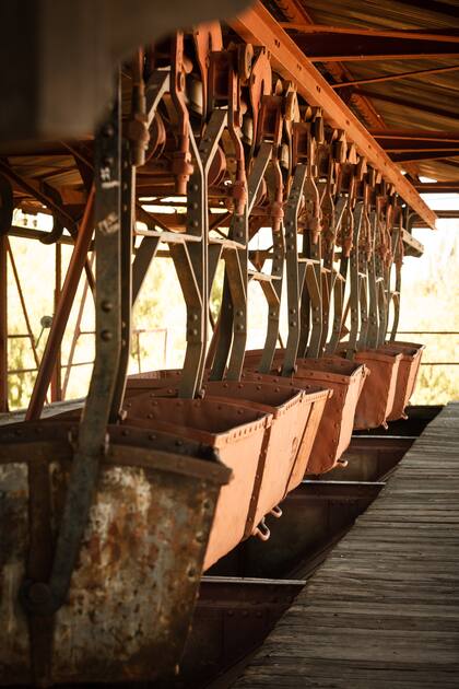 Tras años de transportar minerales, las vagonetas quedaron detenidas para siempre.