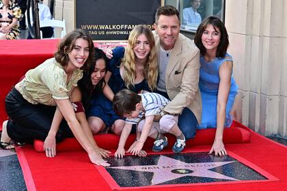 Tras casi cuatro décadas de haber encabezado éxitos de taquilla y también algunos de los filmes más elogiados por la crítica, el actor escocés Ewan McGregor cuenta con su estrella en el Paseo de la Fama de Hollywood. El protagonista de El gran pez y Mouline Rouge estuvo acompañado por sus hijas, Clara, Jamyan y Anouk McGregor, y por su esposa, la actriz estadounidense Mary Elizabeth Winstead,y el benjamín de la familia, Laurie