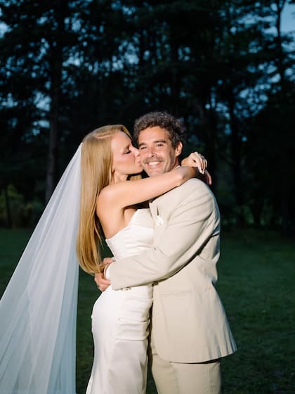 Tras casi dos años de relación, Cabré y Pardo eligieron casarse en la ciudad en la que se enamoraron durante el verano de 2024, mientras él protagonizaba Los mosqueteros del rey y ella dirigía la obra teatral inmersiva Pabellón Tornú
Fotos: @mauriciogaray_