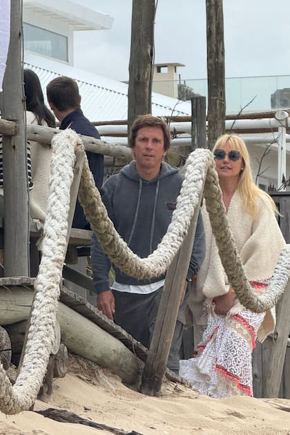 Tras celebrar la Navidad en familia con sus cuatro hijos (Balthazar, Tiziano, Benicio y Taína), Valeria Mazza y Alejandro Gravier fueron a comer a La Huella, en José Ignacio