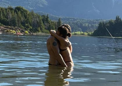 Tras confirmar su relación, los actores disfrutaron de unas románticas vacaciones en Chubut (Foto: Instagram @estebanlamothe)