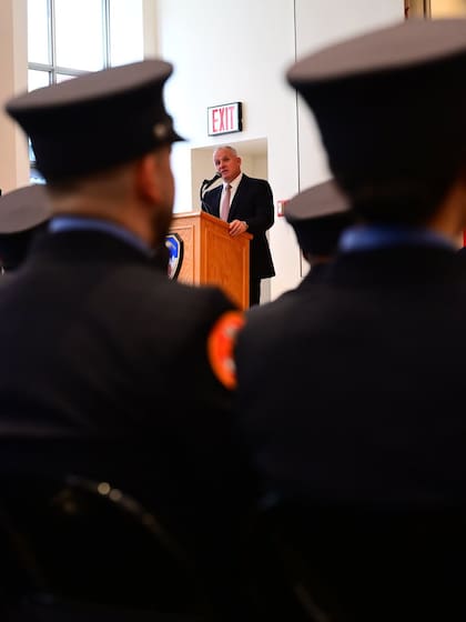 Tras conocerse los resultados de las elecciones en la ciudad de Nueva York, el comisionado de bomberos presentó su renuncia