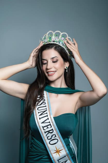 Tras
conquistar el título de
Miss Universo La Plata,
posó en una producción
de fotos con su corona