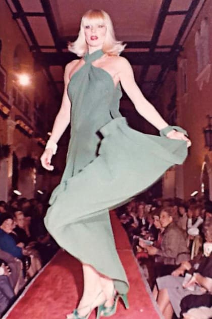 Tras coronarse Miss Argentina en 1971, Evelyn Scheidl dejó a un lado su plan de convertirse en profesora de Educación Física para construir su carrera como mannequin.