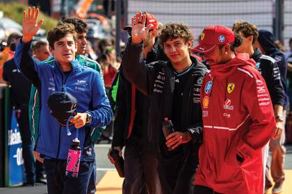 Tras correr con los colores de Alpine y quedar en el puesto 11, Franco Colapinto conversa con sus colegas Andrea “Kimi” Antonelli y Lewis Hamilton