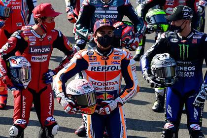 Tras cuatro meses de parálisis por la pandemia, se reincia el Mundial de motociclismo de velocidad, con el español Marc Márquez (centro) nuevamente como favorito y con las correspondientes medidas sanitarias.