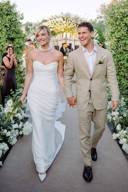 Tras dar el “sí, quiero”, Mr & Mrs Schwartzman son la imagen de la felicidad. Eugenia, con un strapless confeccionado en satén con drapeado lateral, de la firma Kyha, que complementó con zapatos Sarkany, aros Jean-Pierre y una gargantilla de perlas. Diego optó por un traje de Etiqueta Negra