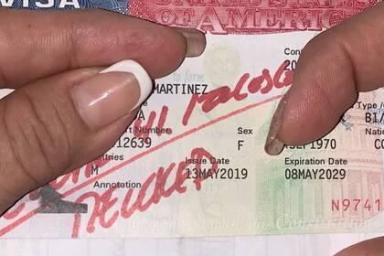 Tras descubrirla, le tacharon la visa de turista