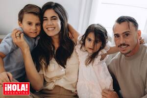 Tras desfilar para la firma Pierre Cardin en la Semana de la Moda, Eguía posa con su familia en su casa de Igny.