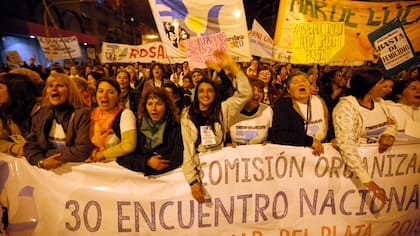 Tras dos femicidios, la marcha de 65 mil mujeres en Mar del Plata terminó con disturbios entre grupos extremistas