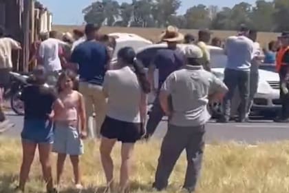 Tras el accidente, los vecinos faenaron los 75 animales