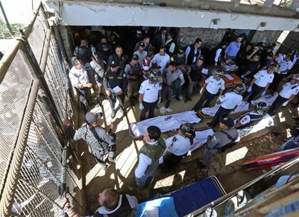 Tras el alzamiento, retiran los cadáveres de la cárcel de Pavón, en Guatemala