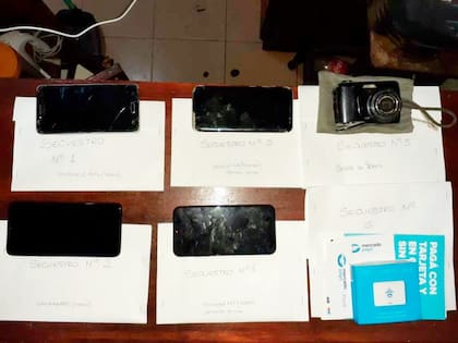 Tras el análisis de las cuentas, las transferencias, usuario del sitio de pagos y números telefónicos se realizaron tres allanamientos en las localidades bonaerenses de Boulogne, Ingeniero Budge y Hurlingham.