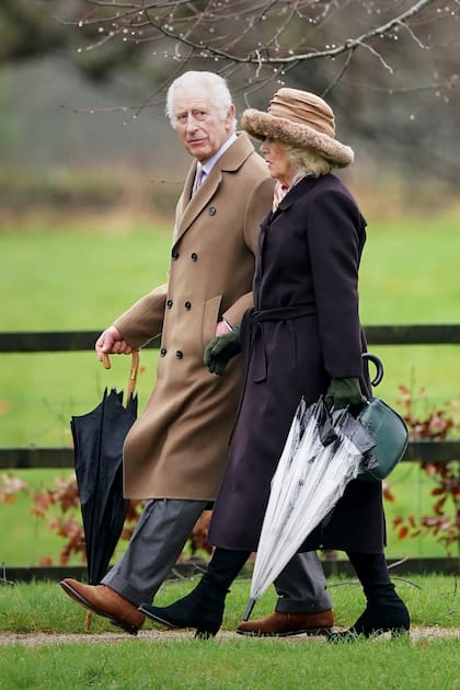 Tras el anuncio de que está peleando contra el cáncer, Carlos III se deja ver, tal como sucedió días atrás, a la salida de misa, en Sandringham, y siempre custodiado por la reina Camilla.