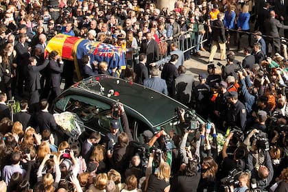 Tras el anuncio de su muerte, el 20 de noviembre de 2014, en Sevilla, más de cien mil personas se sumaron el cortejo fúnebre que salió desde Las Dueñas, su casa. Las cenizas de Cayetana están en la iglesia del Valle, sede de la Hermandad de los Gitanos.