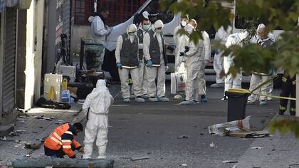 Tras el asalto de las fuerzas especiales, la policía forense trabajó en un departamento en Saint-Denis, refugio de una célula de EI
