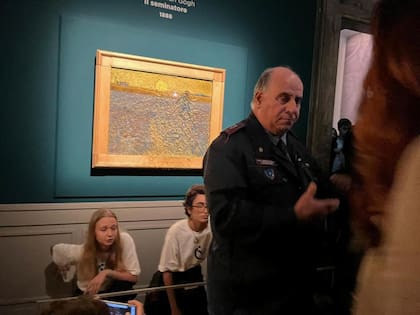 Tras el ataque al Van Gogh con sopa de verduras y la proclama por el cambio climático, los manifestantes fueron detenidos hoy en el museo de Roma