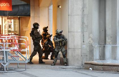 Tras el ataque, la policía ingresa en la estación de subte de Karlsplatz, cercana al centro comercial de Munich
