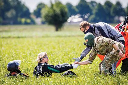Tras el aterrizaje, Máxima fue asistida por personal de la Escuela de Defensa de Breda, donde desde 2008 se imparten los cursos de paracaidismo de las Fuerzas Armadas.
