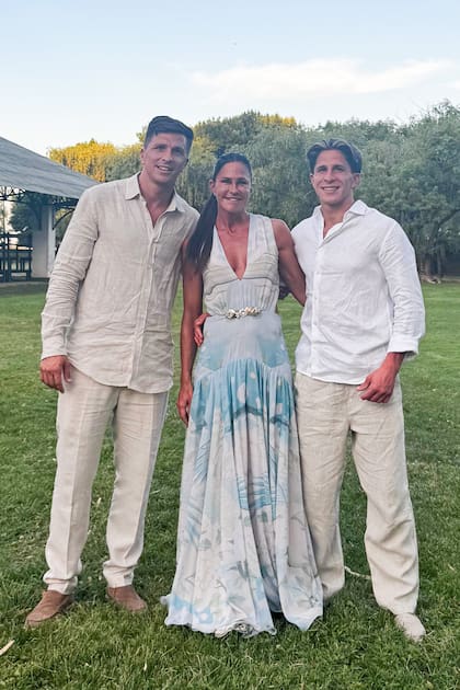 Tras el bautismo, Carolina posa en la estancia con sus hijos Gianluca y Giuliano