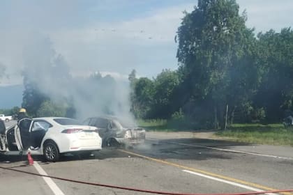 Tras el choque, uno de los vehículos se incendió