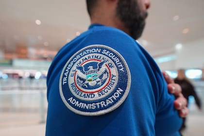 Tras el cierre parcial del gobierno, agentes de la TSA enfrentaron faltas de pago, lo que derivó en el aumento de ausencias en los aeropuertos