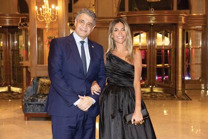 Tras el cóctel, el jefe de gobierno porteño Jorge Macri y María Belén Ludueña se sentaron en la mesa principal. La periodista impactó con traje de noche de Camila Romano que acompañó con un clutch Alexander McQueen que le prestó su amiga Mariana Gallego.