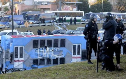 Tras el desalojo de un piquete, los trabajadores de Emfer y Tatsa, del Grupo Cirigliano, se enfrentaron con efectivos de las fuerzas de seguridad