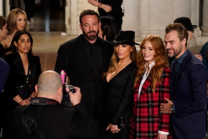 Tras el desfile, la pareja posó junto a otra famosa invitada, Jessica Chastain, que estuvo acompañada por su esposo, Gian Luca Passi de Preposulo