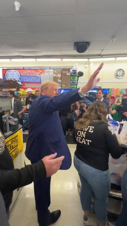 Tras el destacado gesto, Trump saludó a los presentes y se retiró del supermercado