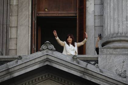 Tras el discurso, Cristina Kirchner saludó desde el balcón de su despacho del Senado
