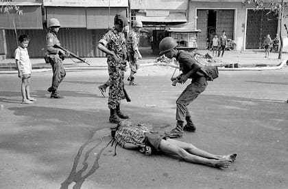 Tras el disparo, Nguyen Van Lem cayó fulminado al suelo. (Eddie Adams AP)