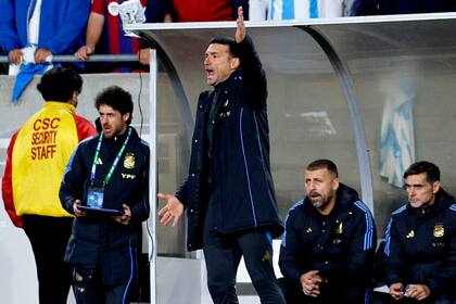 Tras el encuentro de la selección argentina y Costa Rica, Lionel Scaloni  fue a buscar a Claudio Vivas (Photo by KEVORK DJANSEZIAN / GETTY IMAGES NORTH AMERICA / Getty Images via AFP)