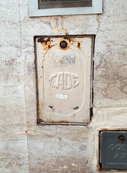 Tras el escándalo de las coimas, CHADE quitó lo "hispano" de su nombre e imprimió su nueva sigla, CADE, en sus tapas metálicas (foto: @cronistadetuciudad)