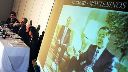 Tras el escándalo de los vladivideos, Fujimori intentó renunciar a la presidencia de Perú mediante un fax desde Japón, adonde había viajado después de asistir a la cumbre económica de APEC en Brunei, en noviembre de 2000