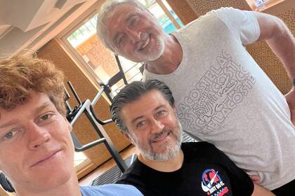 Tras el escándalo del doping no sancionado, Sinner incorporó a su equipo al fisioterapeuta argentino Ulises Badio (de negro) y al preparador físico italiano Marco Panichi