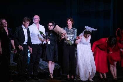 El director musical Jan Latham- Koenig, y la directora de escena Sophie Hunter junto al equipo de realización y elenco de El castillo de Barbazul