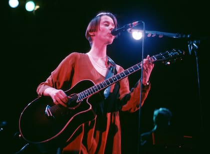 Tras el éxito de su álbum Solitude Standing, Suzanne Vega salió de gira por diferentes países; esta es una actuación en Nuremberg, Alemania, en 1987