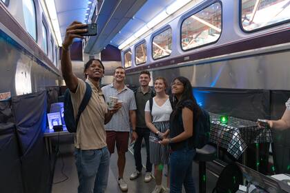 Tras el éxito del primer coffee rave, Metra traería de regreso los "vagones cafetería", inspirados en los primeros "vagones bar". Foto: Facebook / Metra