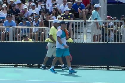 Tras el festejo con el puño apretado, Diego Schwartzman tomó una toalla y fue sereno al saludo con su rival luego del triunfo en Miami.