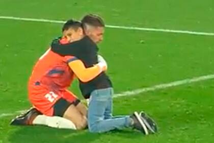 Tras el final de Defensa 0-1 Boca en la #LigaProfesional, un pequeño invadió el campo de juego ¡para consolar a Ezequiel Unsain. Captura de video