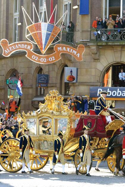 Tras el histórico "Ja ik wil" ("Sí, quiero") en la Nieuwe Ker, los recién casados recorrieron el centro histórico de Ámsterdam en la Carroza de oro (hecha de teca javanesa, cubierta de hojuela de oro y ricamente ornamentada, la estrenó la reina Guillermina en 1898) tirada por seis caballos.