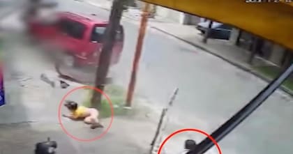 Tras el impacto, ningún vecino o comerciante se acercó a las víctimas para brindar asistencia