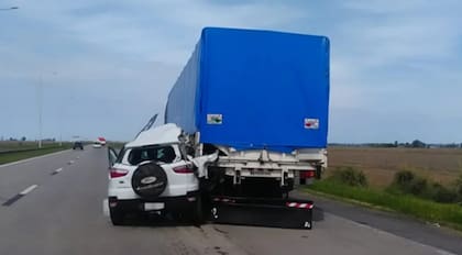 Tras el impacto, una persona murió y dos personas resultaron heridos