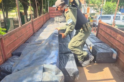 Tras el intento por eludir el control, los gendarmes detuvieron el camión y descubrieron la mercadería