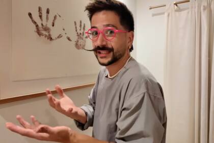 Tras el nacimiento de Amaranto, Camilo apoyó las manos cubiertas de sangre en una sábana y luego hicieron un cuadro (Foto: Captura de Youtube)