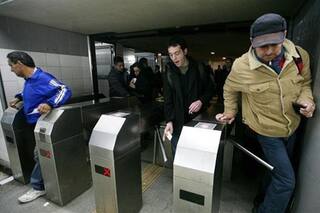 Viajes gratis, jugo y café: la nueva estrategia de los metrodelegados