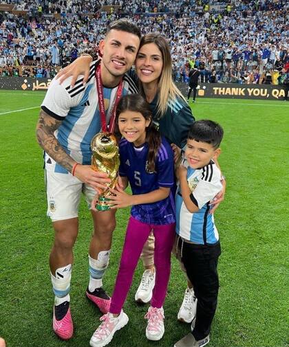 Tras el partido contra Francia, Leandro Paredes celebró el triunfo con su mujer, Camila Galante, y sus hijos, Victoria y Giovanni (Foto: Instagram @leoparedes20)