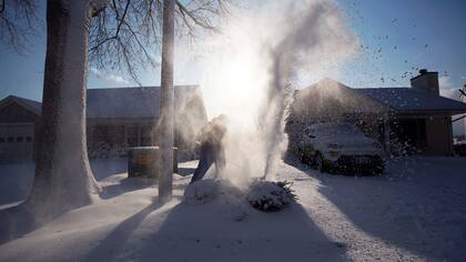 Los vecinos de las ciudades del noreste se vieron en problemas para sacar la nieve tras la nevada